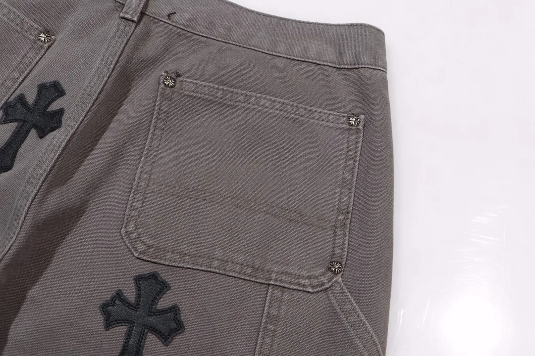 P260 Style number: H357 Chrome hearts Cross patch leather jeans workwear logging pants Chrome hearts logging pants are here! ! ! CH Croix Heart Double Knee Cross Patch Leather Bo1 Style Logging Pants Straight-leg Work Pants B136 Croix Heart Cross Sanskrit Overalls Price 4W Level, Patched Cross Pattern Decoration, High Waist Washed Jeans! ! Absolutely high-end luxury products, 1.9W level god-level single products, super popular products, made by top heavy industry, not to be missed. About Zangyin, this is an extremely luxurious fashion brand, which can also be called the nobles of the high street. It has always been an exclusive brand of some hipsters or rich second generation. Compared with ordinary high streets, it is more luxurious and noble. Compared with luxury brands, it has a more fashionable personality and has always been a brand that I have a special liking for. Imported yarn is custom-woven into a high-density twill canvas, which ensures a crisp silhouette while also making the fabric feel very delicate. It follows the B01 classic silhouette, with a crisp and stylish upper body. The ready-made garments are stone-ground and fermented and can be matched with any style. Buttons and zinc are washed with genuine YKK retro metal products. Double-layered canvas on the front. Perfect details. All hardware is perfect. Size: s-XXL Color: Gray